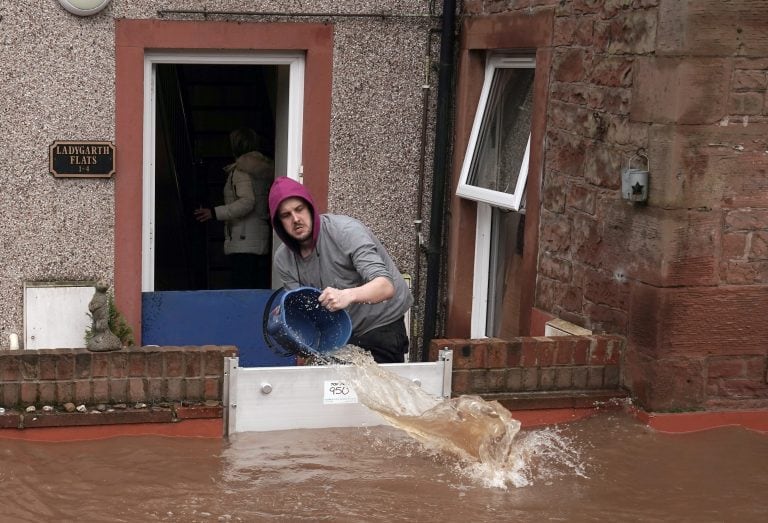 Vecinos intentando sacar el agua de la inundación en Appleby-in-Westmorland, Inglaterra (dpa)