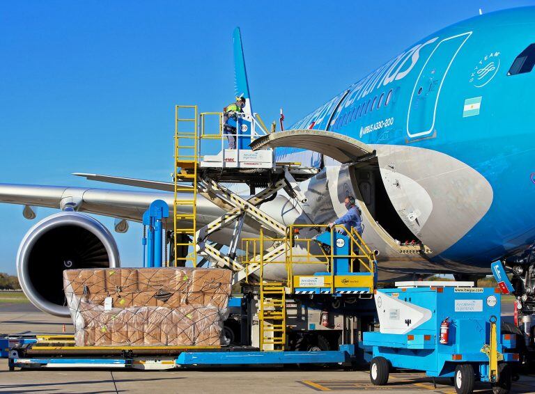 Aerolíneas Argentinas, transporte y traslados.