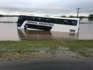 Así quedó uno de los colectivos arrastrados por el agua.