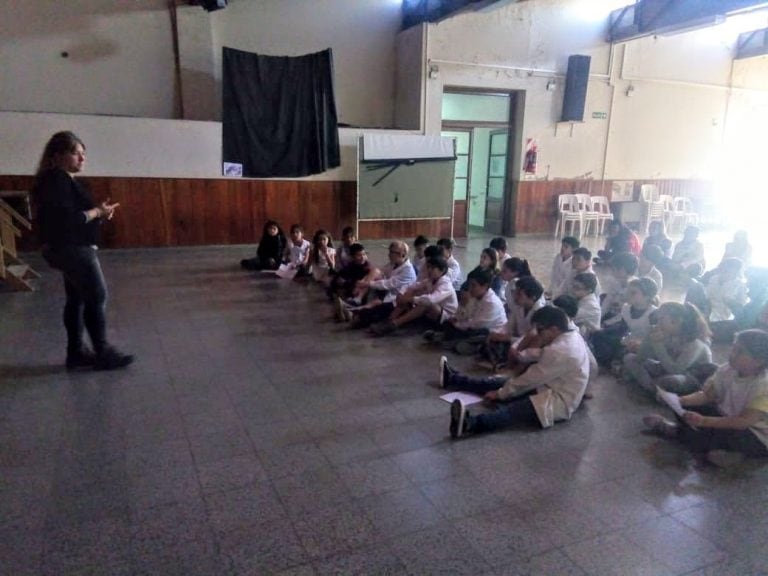 Charla sobre cuidado del Medio Ambiente con alumnos de la Escuela 3 (prensa)