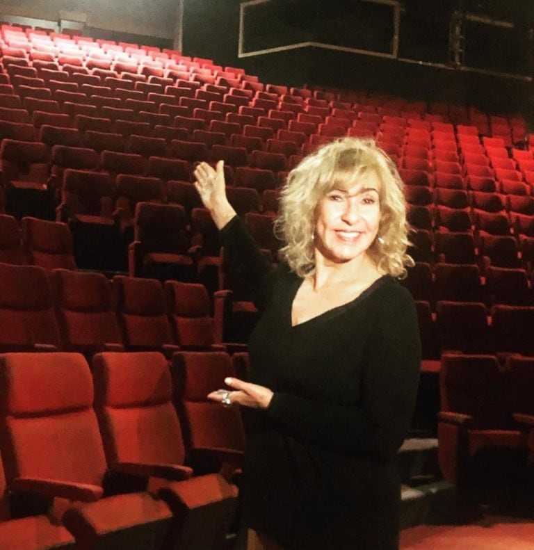 Georgina Barbarosa visitando el teatro Luxor, anticipando la temporada de verano.