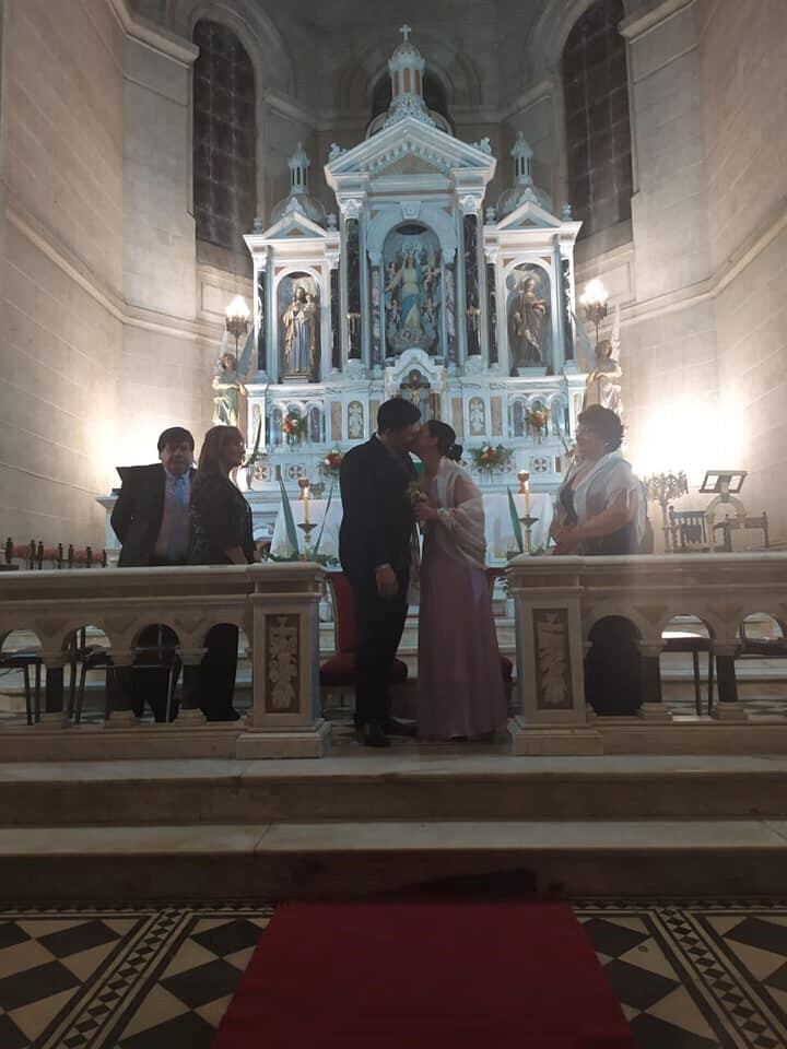 La pareja ante el altar.