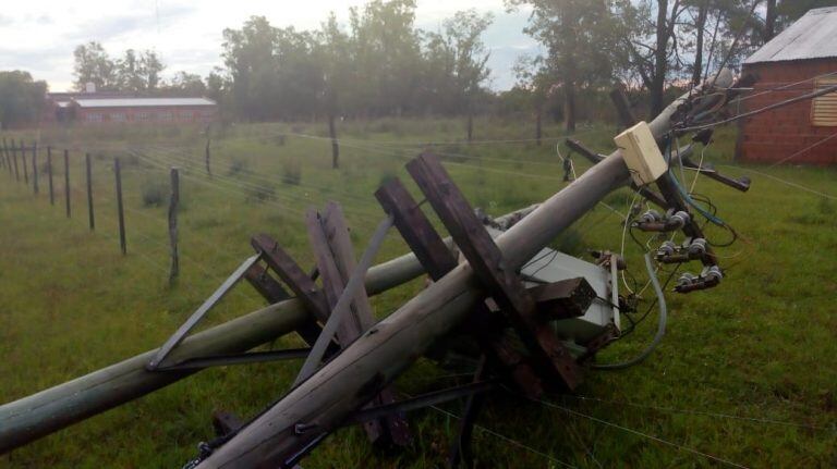 Paso de los Libres está sin luz y con 40 postes de luz caídos.