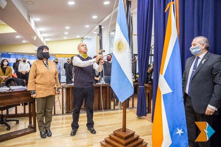 Segunda Sesión Ordinaria en la Legislatura Fueguina. Izado del Pabellón Nacional.