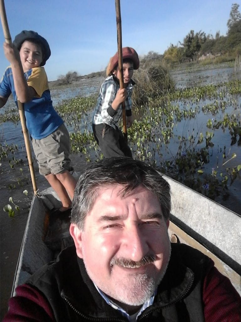 Sacerdote llegó en canoa hasta un paraje para dar misa