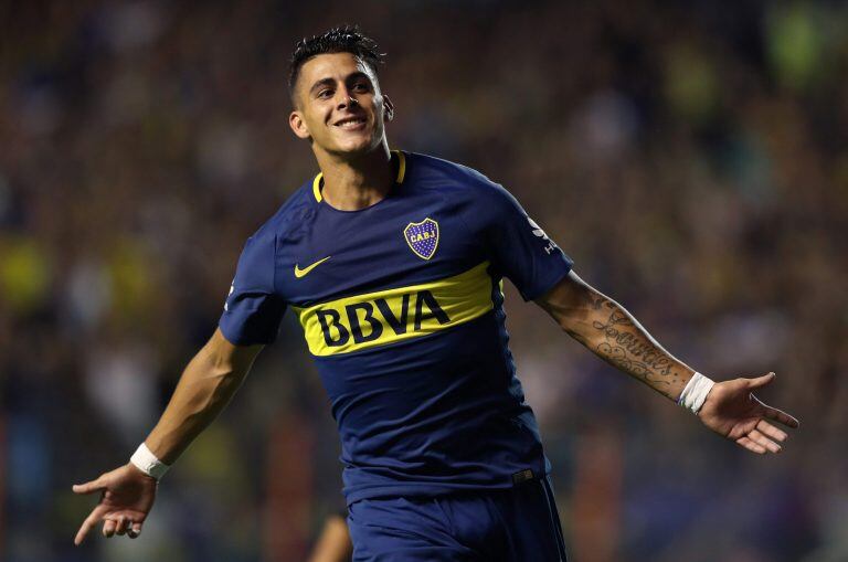 Boca Juniors' forward Cristian Pavon celebrates after scoring a goal against Colon during their Argentina First Division Superliga football match at La Bombonera stadium, in Buenos Aires, on September 27, 2018. / AFP PHOTO / ALEJANDRO PAGNI cancha de boca juniors Cristian Pavon campeonato torneo superliga de primera division futbol futbolistas partido boca juniors colon de santa fe