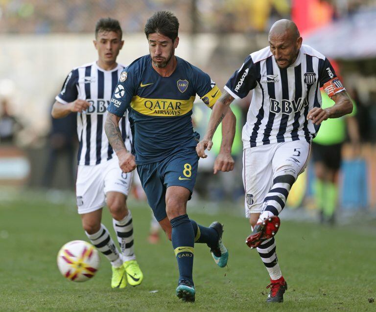 Pablo Guiñazú defendiendo la camiseta de Talleres en la superliga (AFP)