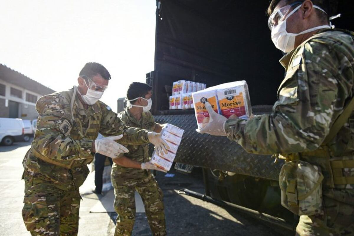Coronavirus: con personal militar comenzó la preparación de bolsones para repartir en Rosario