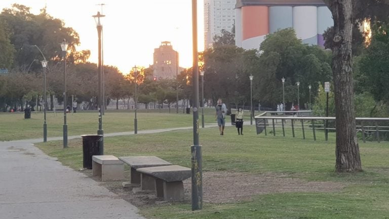 Muchos rosarinos salieron a pasear, pese a que sigue estando prohibido (Vía Rosario)