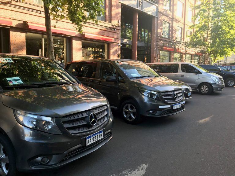 Camionetas que transportaban a la delegación de Turquía