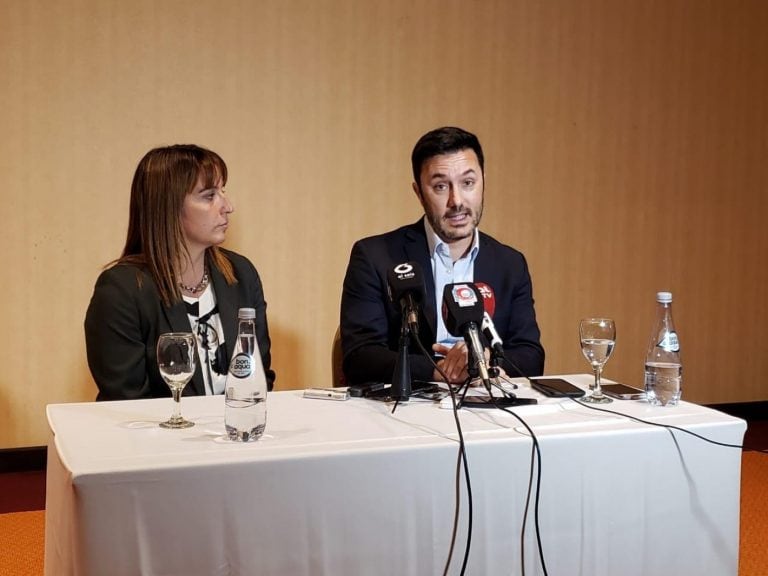 María José Sanz, diputada provincial, junto al diputado nacional y vicepresidente segundo de la Cámara de Diputados de la Nación, Luis Petri, al presentar el proyecto "ficha limpia" en septiembre.