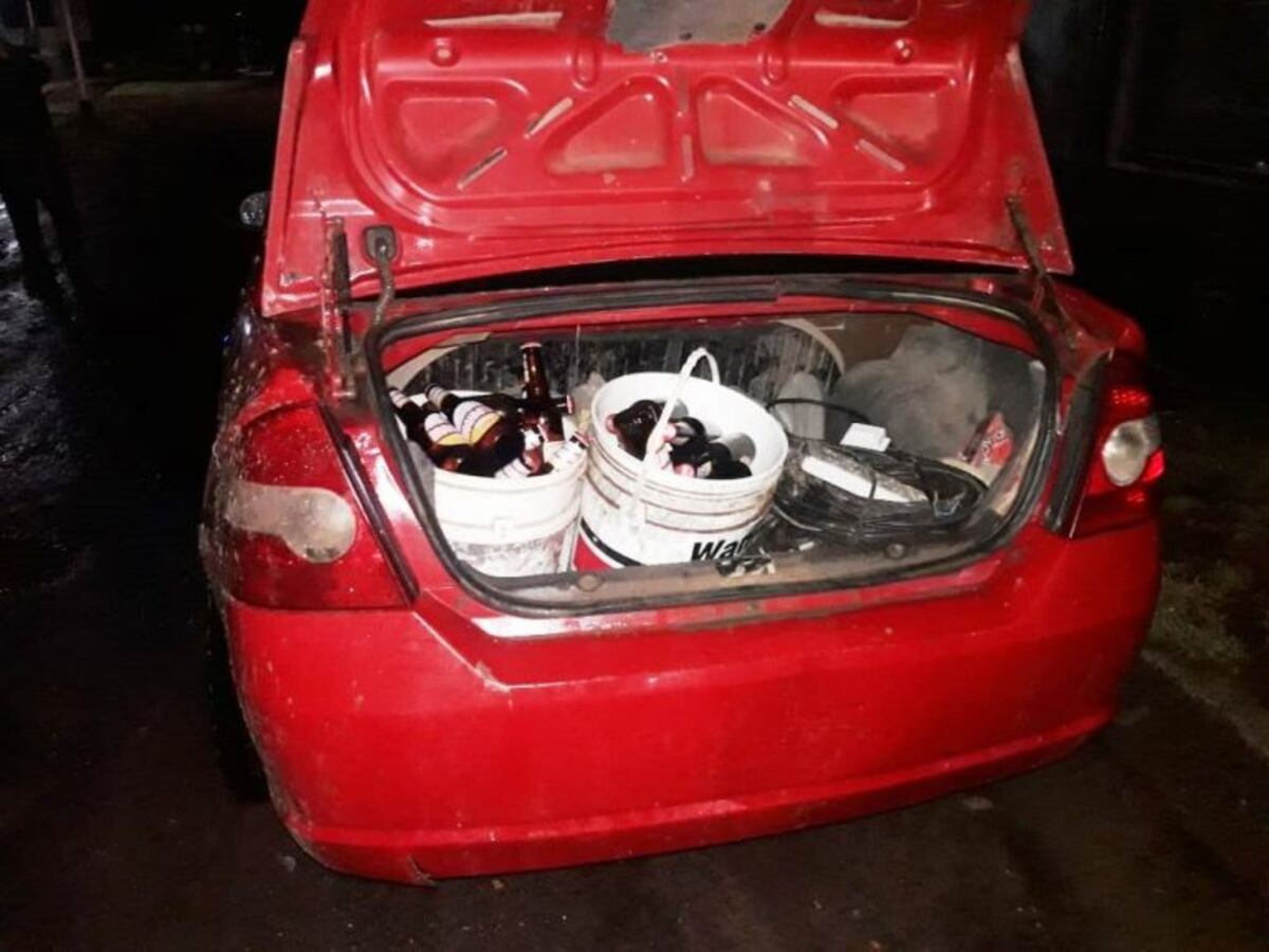 Manejaban borrachos en plena cuarentena y con el auto lleno de botellas