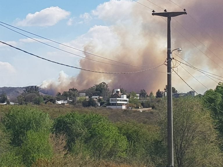 Por ahora las viviendas no corren peligro, pero la amenaza por el fuego está latente.