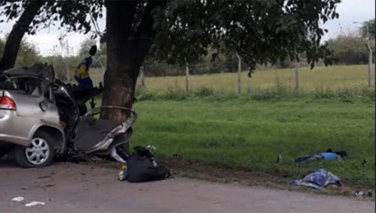 Así quedó el auto que se estrelló contra un árbol en Cruz Alta.