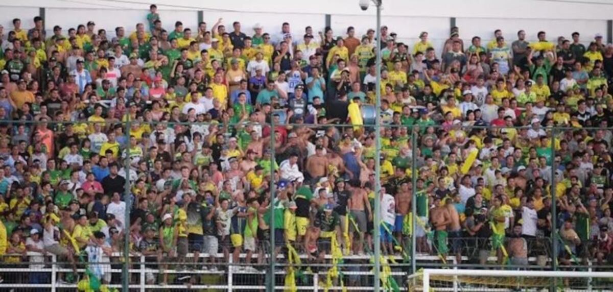 El gesto discriminatorio de un hincha de Defensa y Justicia hacia los jugadores del Santos