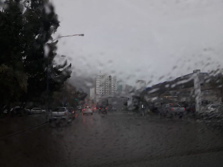 Hoy se esperan lluvias menores en la ciudad pero rige el alerta municipal.