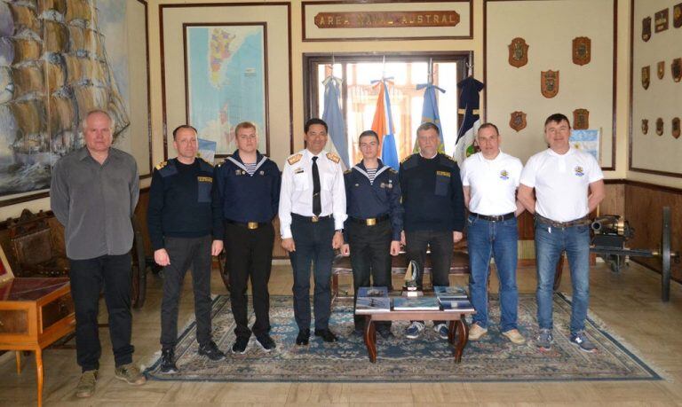 Tripulación del velero "Elizaveta" de visita en la Base Naval Ushuaia.
(foto Portal Oficial de la Armada Argentina)