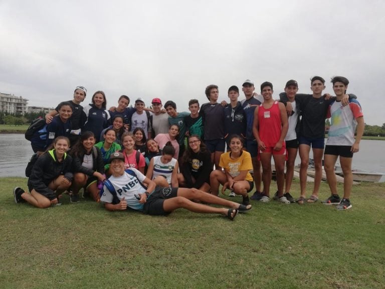 Jóvenes remeros de la Asociación Cordobesa de Remo (ACR) de Villa Carlos Paz.