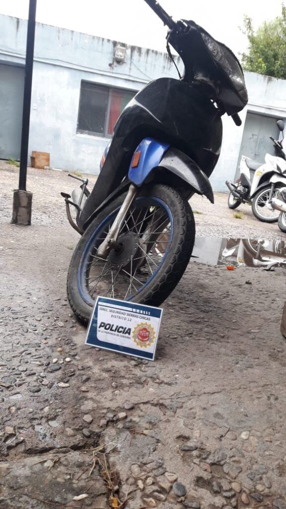 La motocicleta azul marca BRAVA NEVADA recuperada.