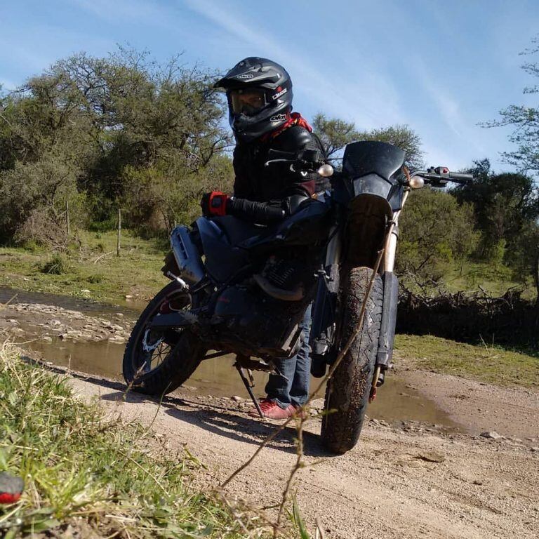 Alturria y su moto