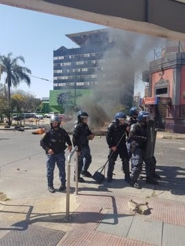 Cruces violentos entre manifestantes de Luz y Fuerza y la Policía (Twitter Mariano Nievas).