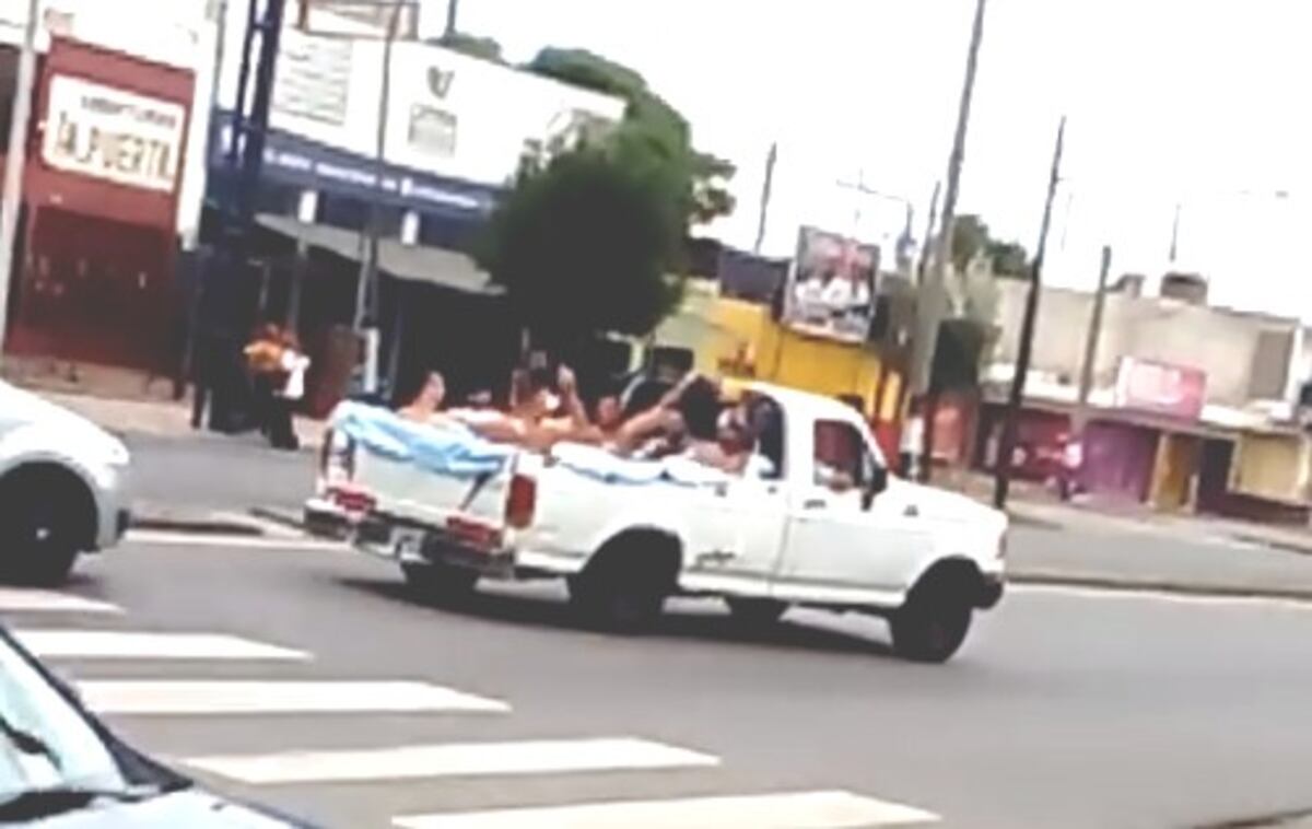 Ante el calorón, ingenio cordobés: metieron pileta de lona en una camioneta y salieron de paseo