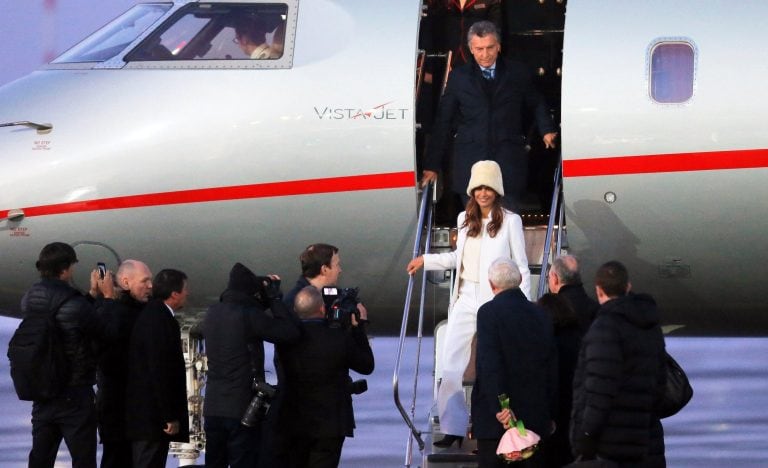 EPA2382. MOSCÚ (RUSIA), 22/01/2018.- El presidente de Argentina, Mauricio Macri (arriba), y su mujer, Juliana Awada (c), sonríen a su llegada a una ceremonia de bienvenida celebrada en su honor en Moscú (Rusia) hoy, 22 de enero de 2018, con motivo de su visita oficial al país en la que Macri se reunirá con el presidente ruso, Vladímir Putin. EFE/ Maxim Shipenkov