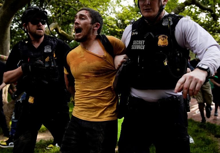 La policía se lleva detenido a un joven en las manifestaciones en Washington, (Foto: REUTERS/Eric Thayer)