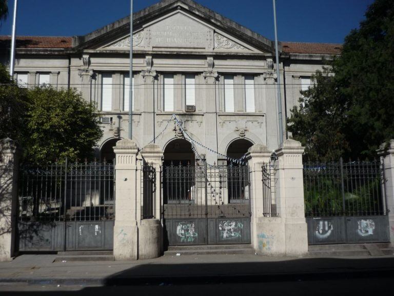 Escuela Normal, donde se detectó un caso de Dengue en una docente.