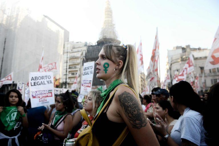 Manifestantes participan en una protesta a favor del aborto en el Congreso