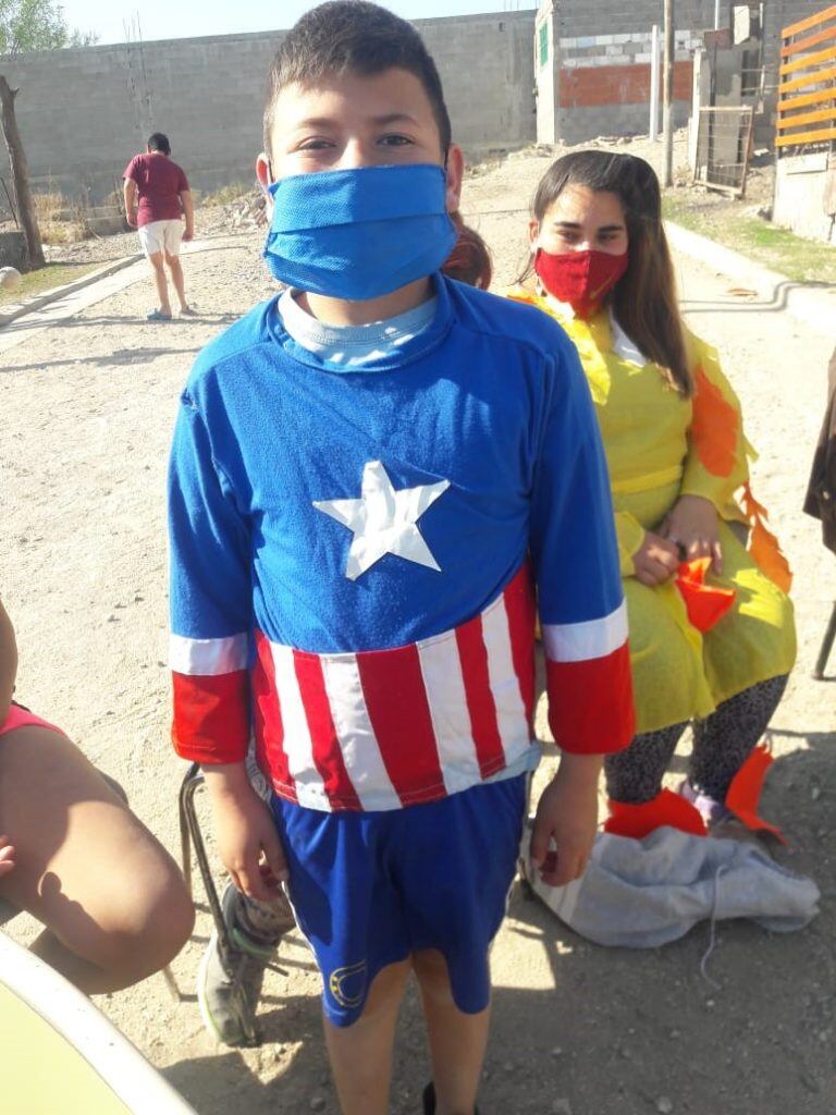 Los chicos esperaron vestidos con sus más coloridos disfraces. (Foto: gentileza Cristian Abratte).