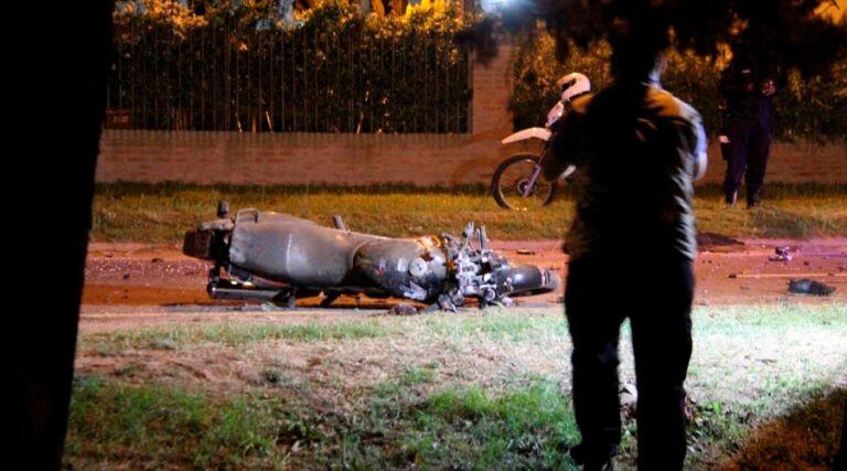 El conductor de la moto quedó a unos 30 metros del lugar (Infopico)