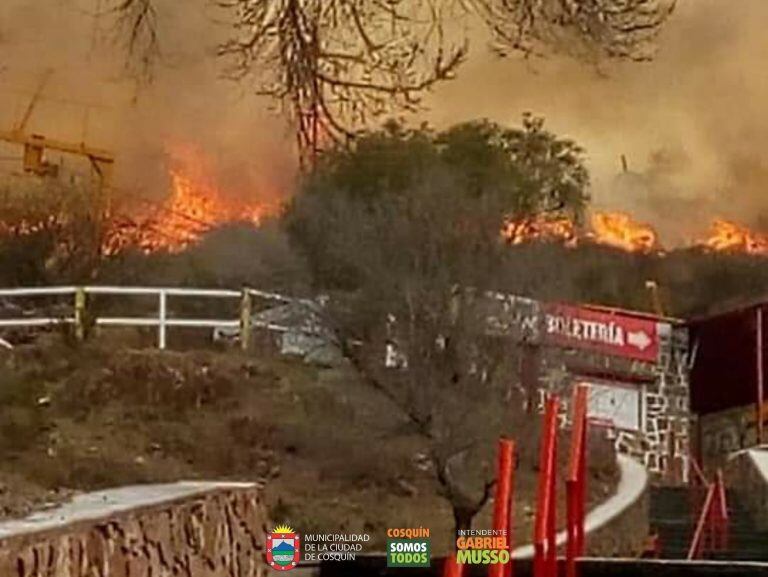 Incendio en el cerro Pan de azúcar de Cosquín. (Foto: Radio Pueblo / Municipalidad de Cosquín).