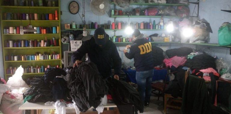 En el taller se encontraron once máquinas de coser y se identificó a 15 personas que trabajaban allí (web).