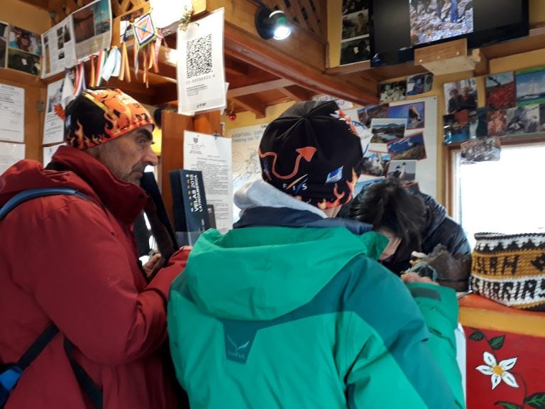 Turistas italianos comprando sus boletos