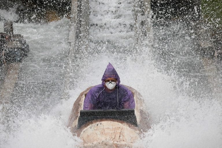 En Enchanted Kingdom, Santa Rosa, Laguna, Filipinas, un hombre usa cubre boca. (REUTERS/Eloisa Lopez)