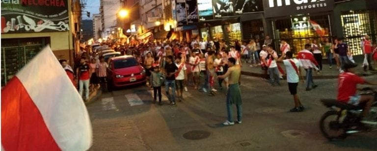 Las primeras camisetas de River que encabezaban la multitudinaria caravana de anoche.