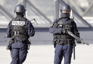 ISL188 PARÍS (FRANCIA) 03/02/2017.- Agentes de policía montan guardia en los alrededores del museo Louvre en París (Francia) hoy, 3 de febrero de 2017. Una segunda persona ha sido detenida poco después de que un individuo atacara hoy a un militar cerca de