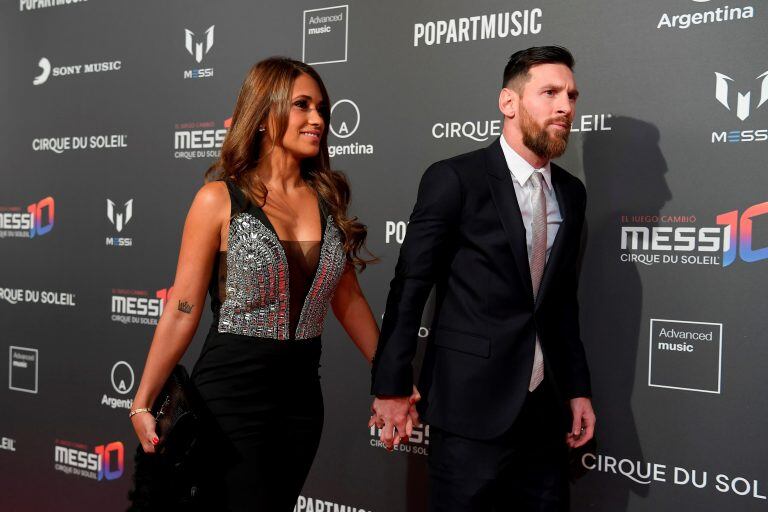 Lionel Messi y Antonela Roccuzzo en el evento de presentación del nuevo show del Cirque du Soleil's "Messi 10" inspirado en la vida del futbolista argentino, estrella del Barcelona. (Photo by LLUIS GENE / AFP)