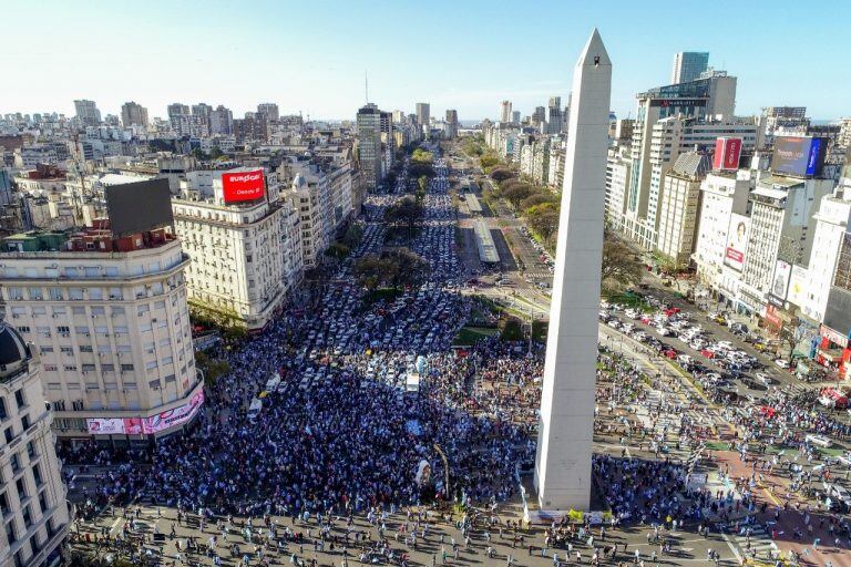 Nuevo banderazo contra el Gobierno en el Obelisco (Foto: Clarín)