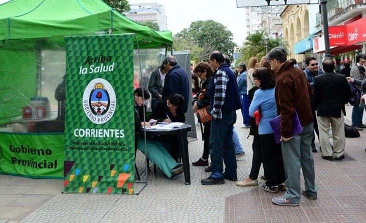 Carpa Verde en la plaza Vera