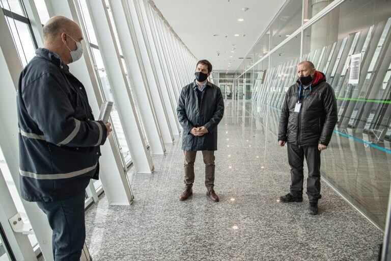 Luque en aeropuerto.