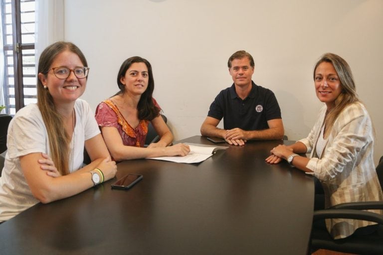 Intendente Martín Piaggio junto a la Viceintente Lorena Arrozagaray y funcionarias.
Crédito: MDG