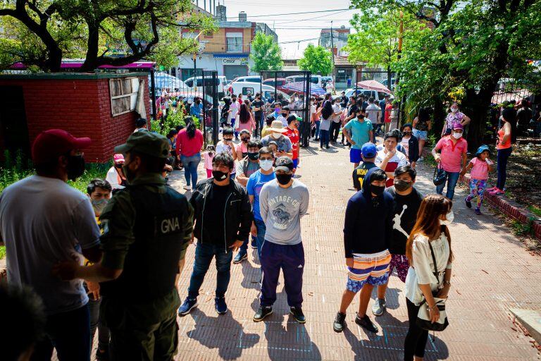 Ciudadanos bolivianos votan en una escuela en Buenos Aires (Paula Acunzo/ZUMA Wire/dpa)