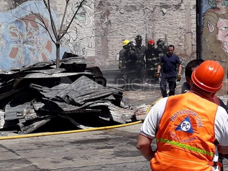 Voraz incendio en un depósito del Ministerio de Desarrollo Social de la provincia.