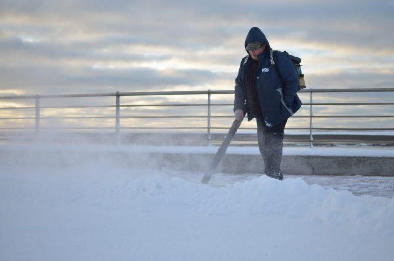 Operativo 2020 - Sacando la nieve de las veredas de la costanera.