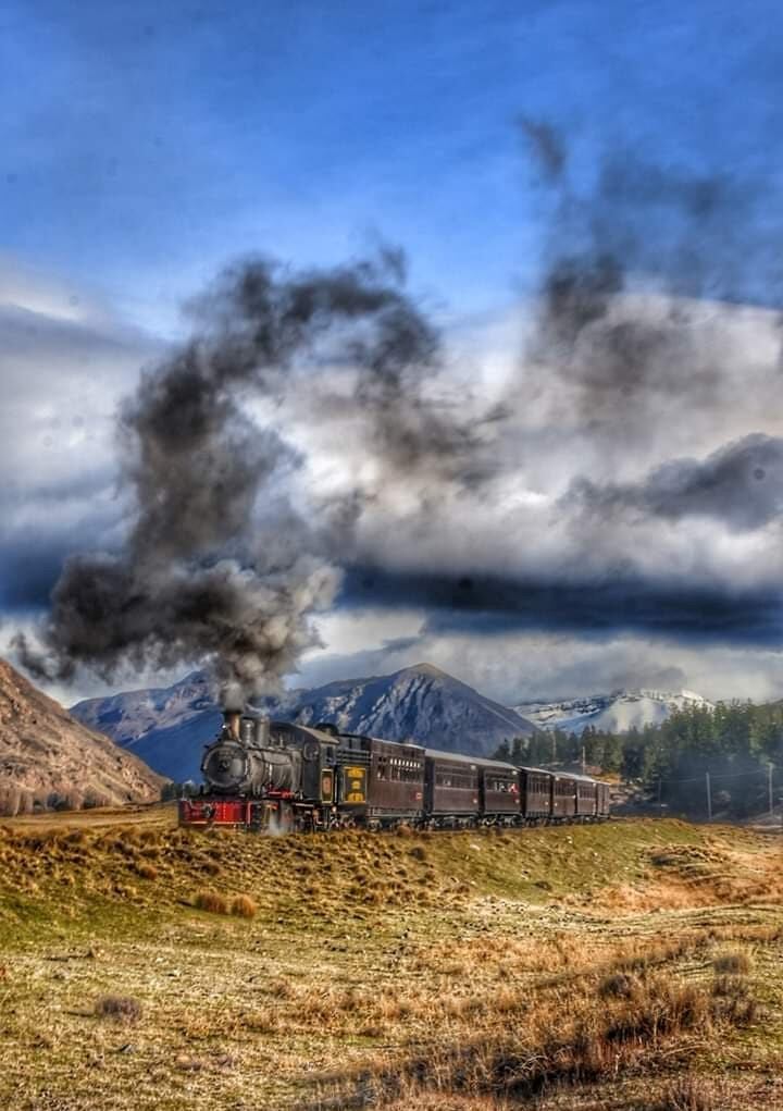 El Viejo Expreso "La Trochita" tuvo demoras para salir ya que los empleados del tren tomaron medidas de fuerza por incumplimiento de salarios por parte de la provincia.