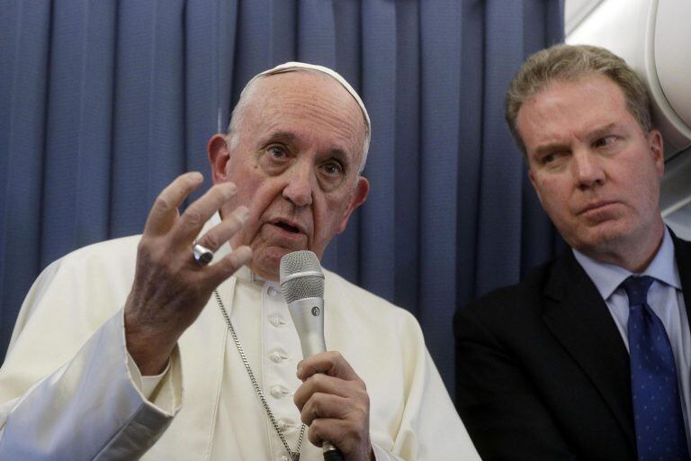 El Papa brindando la conferencia en el avión