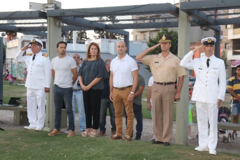 Ceremonia por el Día de la Soberanía en la Plaza Casado.