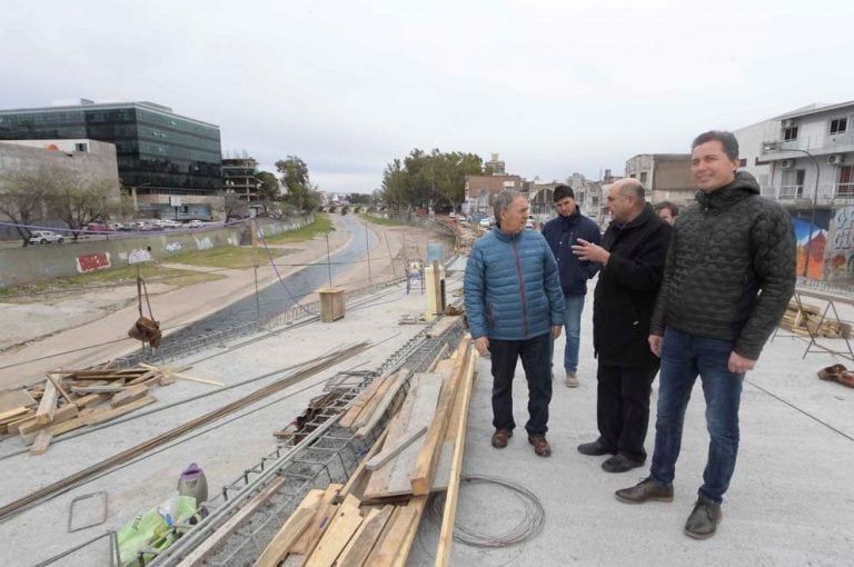 Schiaretti recorrió los puentes Gobernador Mestre y 25 de Mayo, próximos a inaugurarse en la ciudad Capital. (Prensa Gobierno)